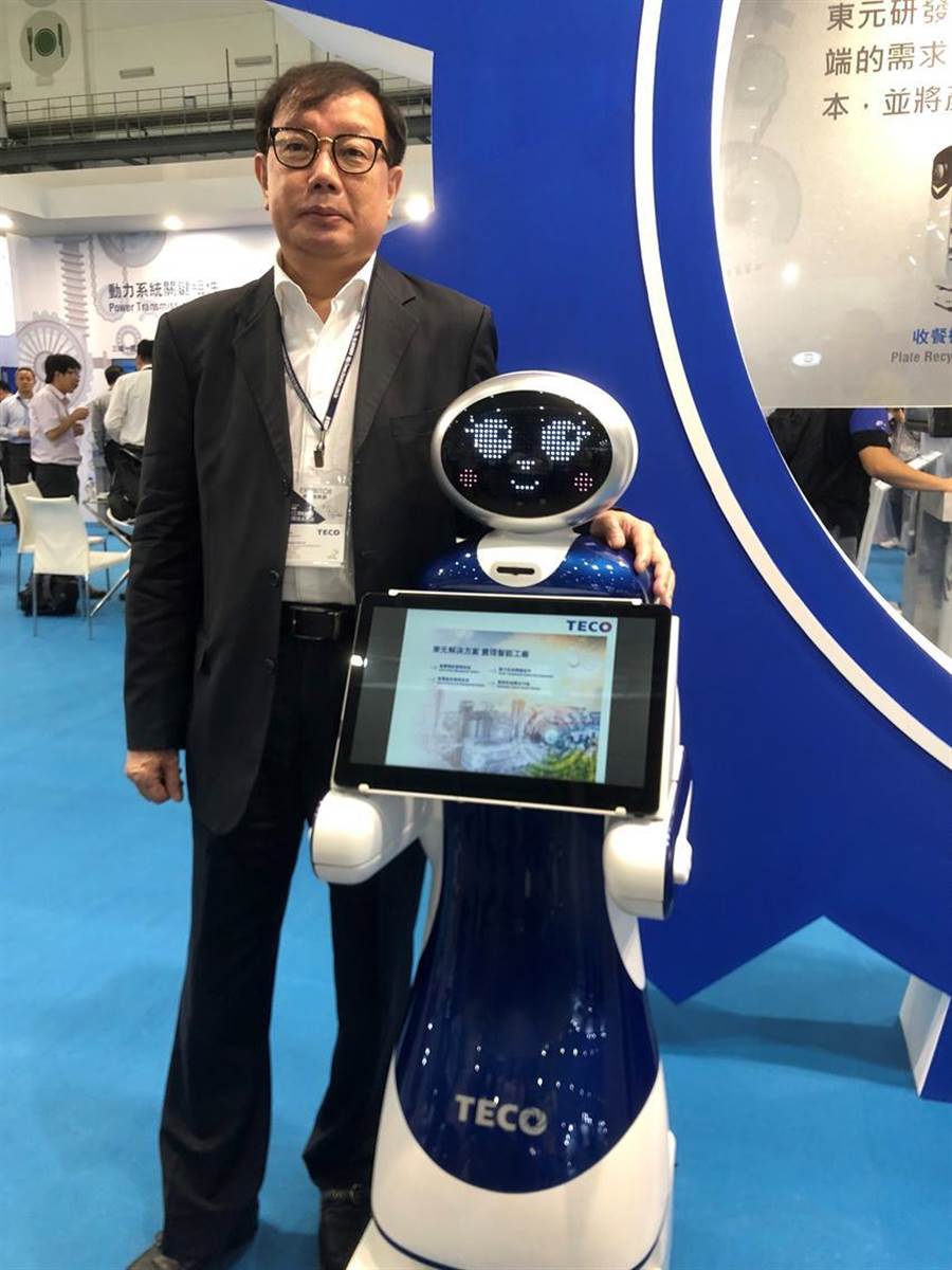 東元電機(jī)新開發(fā)導(dǎo)覽機(jī)器人今首度曝光，負(fù)責(zé)全桉的東元協(xié)理林勝泉。圖／沉美幸