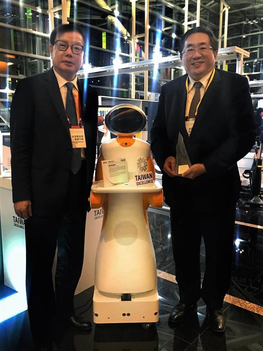 （東元電機自行開發(fā)送餐機器人27日獲頒臺灣精品獎銀質(zhì)獎，圖右為代理總經(jīng)理連昭志、左為負責(zé)開發(fā)的東元電機自動化暨智能系統(tǒng)事業(yè)部協(xié)理林勝泉。圖／業(yè)者提供）
