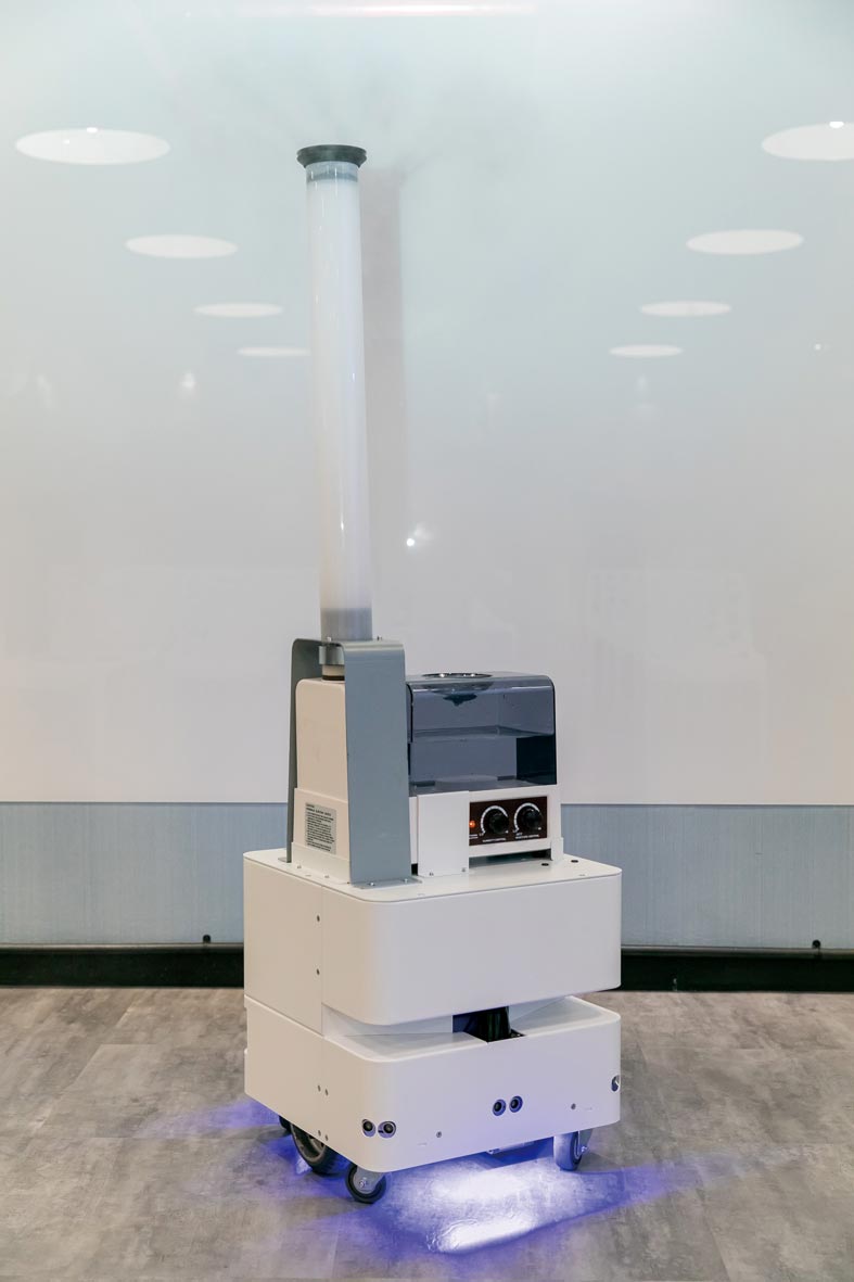 東元3日發(fā)表智慧UVC消毒防疫機(jī)器人，以3D列印技術(shù)，制作雙向360度全面向噴頭，進(jìn)行大面積的噴霧消毒。圖／東元提供