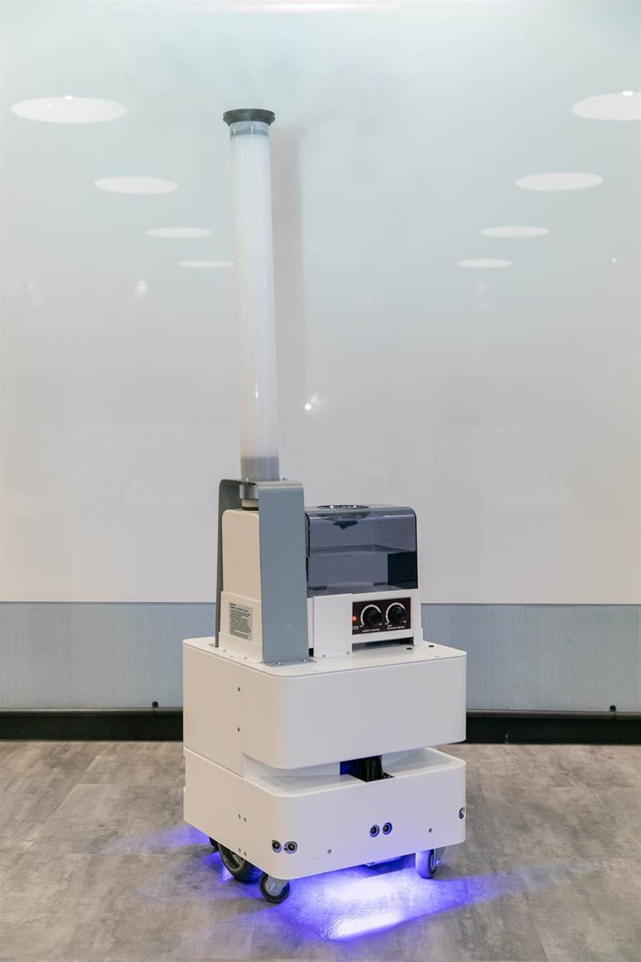 （東元3日發(fā)表智慧UVC消毒防疫機(jī)器人，以3D列印技術(shù)，制作雙向360度全面向噴頭，進(jìn)行大面積的噴霧消毒。圖／東元提供）
