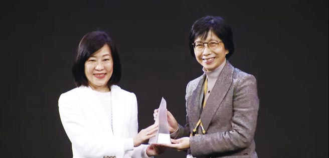 東元電機(jī)以「智慧噴霧防疫機(jī)器人」勇奪臺灣精品金質(zhì)獎，由東元電機(jī)邱純枝董事長（右）受獎。圖／東元提供